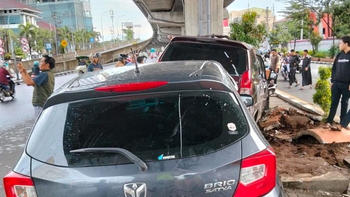 Dua mobil tabrakan di Jalan AP Pettarani Makassar.