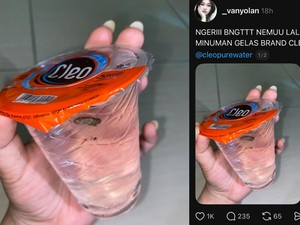 Duh! Netizen Temukan Kecoak Mengambang dalam Air Mineral Gelas