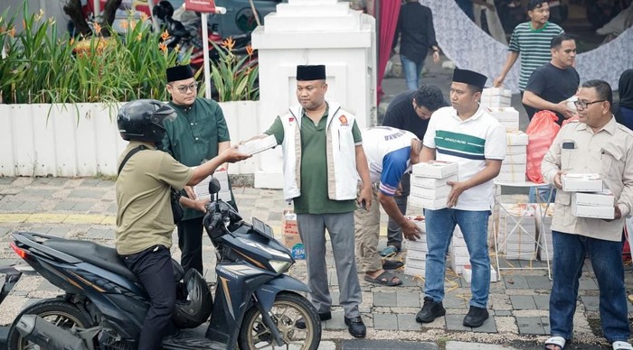 Gerindra Sumut bagikan takjil setiap hari kepada warga.