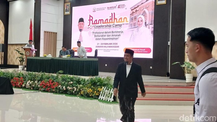 Gubernur Sulsel Andi Sudirman Sulaiman membuka Ramadan Leadership Camp di Asrama Haji Sudiang Makassar.