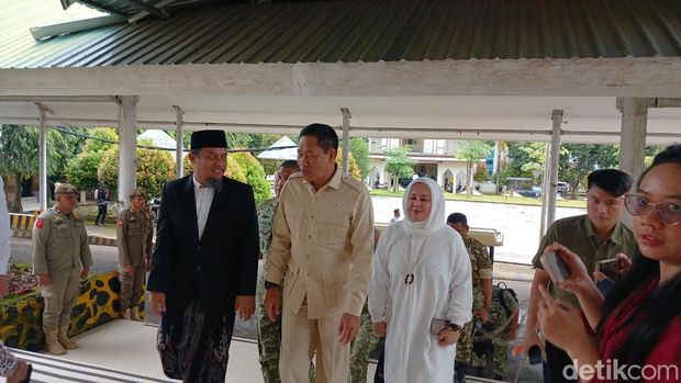 Gubernur Sulsel Andi Sudirman Sulaiman tiba di lokasi Ramadhan Leadership Camp bersama Wakil Menteri Pertahanan Marsekal TNI (Purn) Donny Ermawan Taufanto (tengah) dan Wakil Gubernur Sulsel Fatmawati Rusdi. Gubernur Sulsel Andi Sudirman Sulaiman tiba di lokasi Ramadhan Leadership Camp bersama Wakil Menteri Pertahanan Marsekal TNI (Purn) Donny Ermawan Taufanto (tengah) dan Wakil Gubernur Sulsel Fatmawati Rusdi.