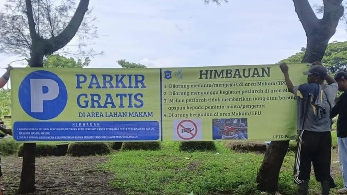 Imbauan tolak parkir liar dan pungli di area TPU Surabaya.