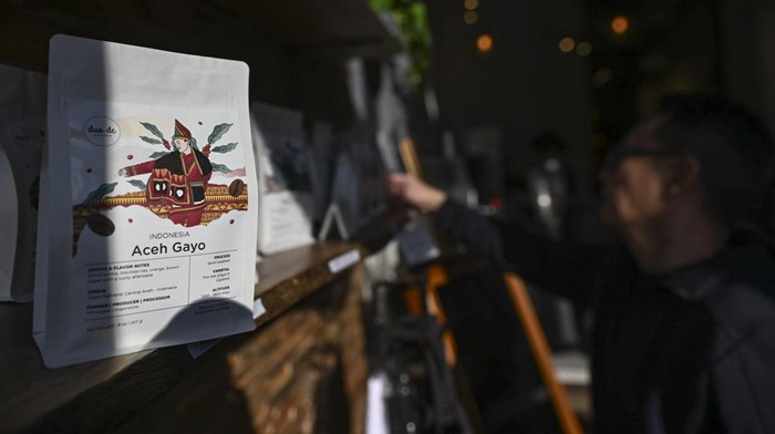 Pemilik kafe menjual biji kopi dari Indonesia di Dua DC Coffee, Washington DC, Amerika Serikat, Sabtu (21/2/2026). Pemerintah Indonesia meminta Amerika Serikat tetap memberlakukan tarif impor nol persen bagi sejumlah produk unggulan nasional seperti kopi usai Presiden AS Donald Trump mengumumkan kebijakan tarif global sebesar 10 persen. ANTARA FOTO/Hafidz Mubarak A/wsj.