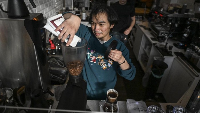 Pemilik kafe menjual biji kopi dari Indonesia di Dua DC Coffee, Washington DC, Amerika Serikat, Sabtu (21/2/2026). Pemerintah Indonesia meminta Amerika Serikat tetap memberlakukan tarif impor nol persen bagi sejumlah produk unggulan nasional seperti kopi usai Presiden AS Donald Trump mengumumkan kebijakan tarif global sebesar 10 persen. ANTARA FOTO/Hafidz Mubarak A/wsj.