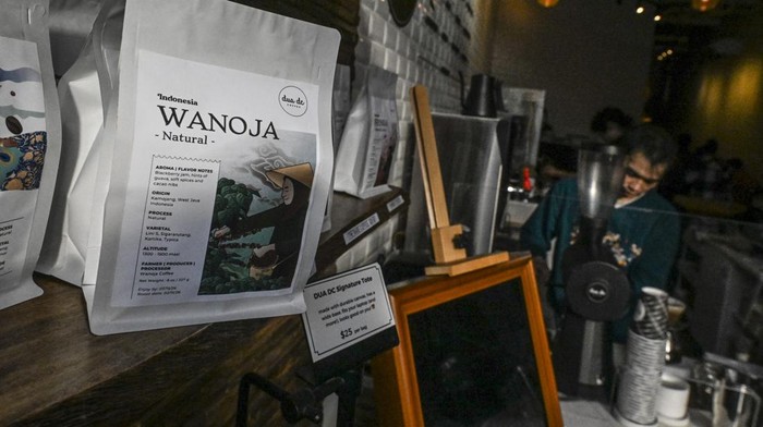 Pekerja melayani pembeli kopi yang bijinya berasal dari Indonesia di Dua DC Coffee, Washington DC, Amerika Serikat, Sabtu (21/2/2026). Pemerintah Indonesia meminta Amerika Serikat tetap memberlakukan tarif impor nol persen bagi sejumlah produk unggulan nasional seperti kopi usai Presiden AS Donald Trump mengumumkan kebijakan tarif global sebesar 10 persen. ANTARA FOTO/Hafidz Mubarak A
