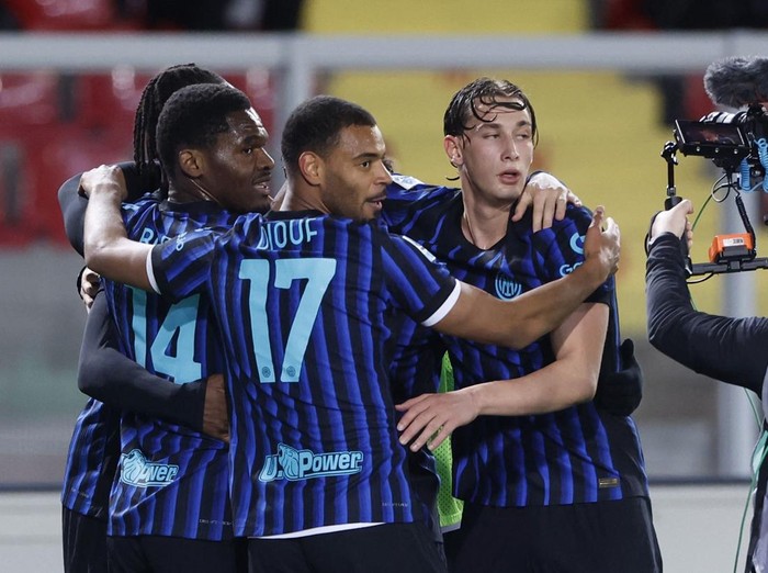 Soccer Football - Serie A - Lecce v Inter Milan - Stadio Via del mare, Lecce, Italy - February 21, 2026 Inter Milans Manuel Akanji celebrates scoring their second goal with teammates REUTERS/Remo Casilli