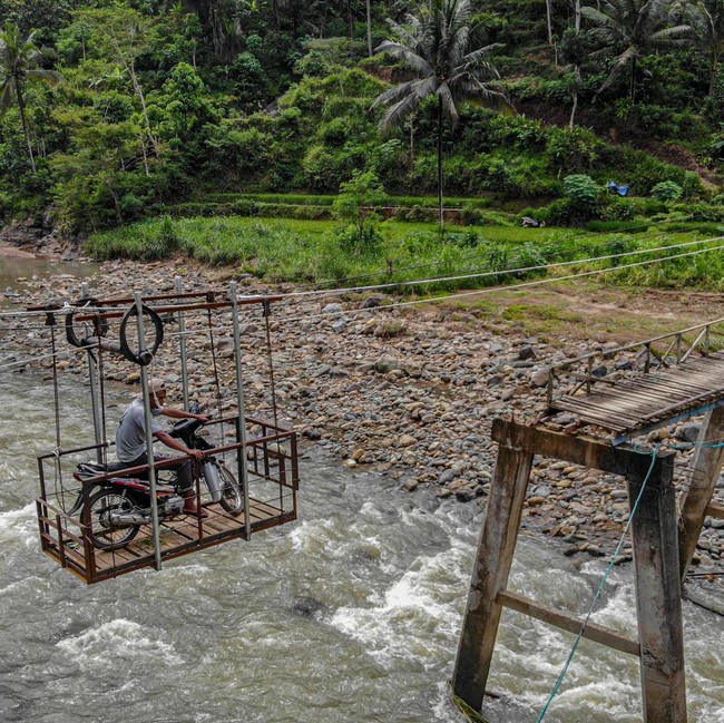 Jembatan Putus, Warga Andalkan Gondola Darurat di Ponorogo