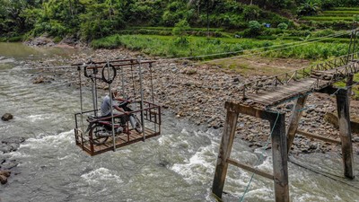 Jembatan Putus, Warga Andalkan Gondola Darurat di Ponorogo
