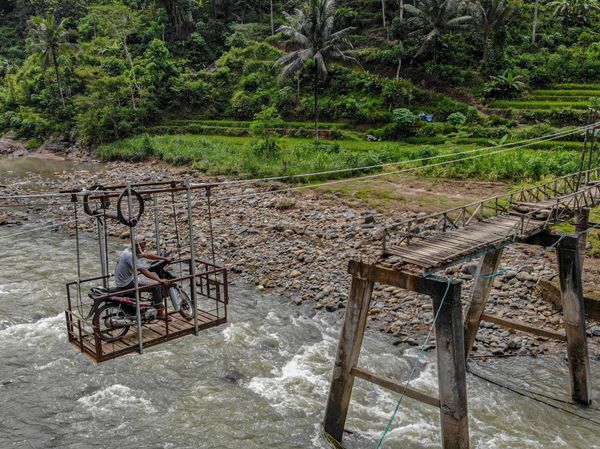 Jembatan Putus, Warga Andalkan Gondola Darurat di Ponorogo