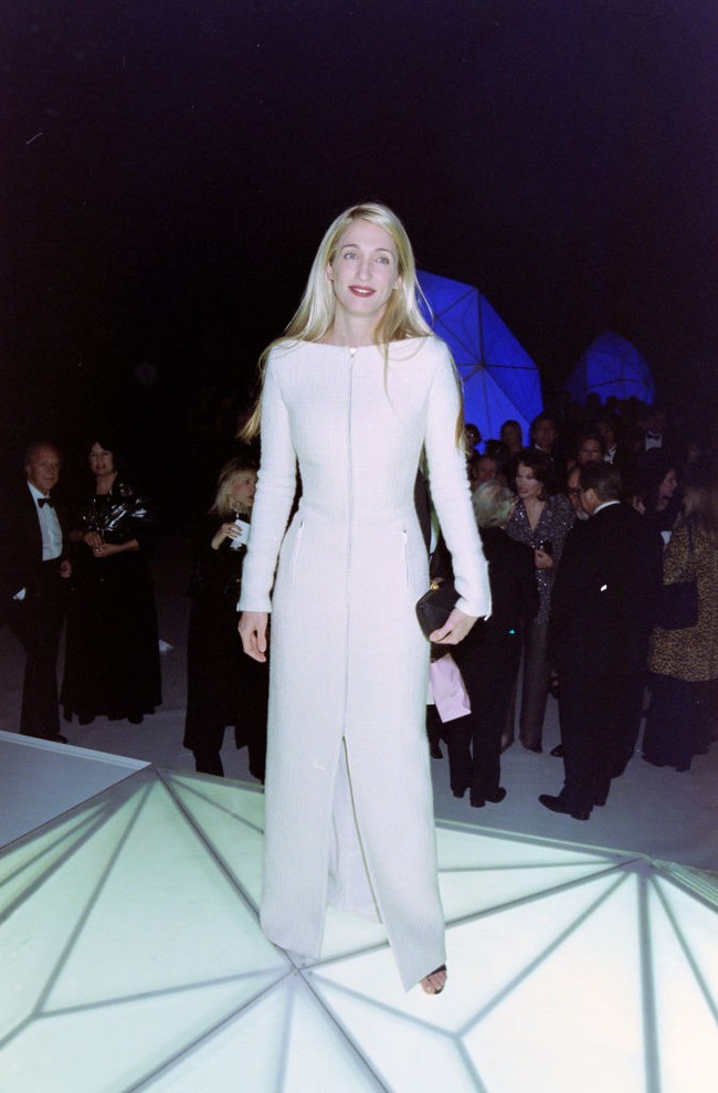 Di jajaran aksesori seperti perhiasan, Carolyn memastikan tetap minimal juga. “Menurut saya gaya Carolyn sarat dengan ironi. Tampak simpel, tapi sederhananya tidak,” kata Sunita Kumar Nair, penulis buku ‘CBK: Carolyn Bessette Kennedy: A Life in Fashion’, kepada Associated Press. Ia juga dilibatkan dalam serial besutan Ryan Murphy, produser ternama di balik ‘Glee’ dan ‘American Horror Story’. (Foto: Donato Sardella/Penske Media via Getty Images)