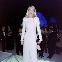 Di jajaran aksesori seperti perhiasan, Carolyn memastikan tetap minimal juga. “Menurut saya gaya Carolyn sarat dengan ironi. Tampak simpel, tapi sederhananya tidak,” kata Sunita Kumar Nair, penulis buku ‘CBK: Carolyn Bessette Kennedy: A Life in Fashion’, kepada Associated Press. Ia juga dilibatkan dalam serial besutan Ryan Murphy, produser ternama di balik ‘Glee’ dan ‘American Horror Story’. (Foto: Donato Sardella/Penske Media via Getty Images)
