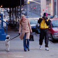 Tak hanya warna hitam, ia juga memiliki versi berwarna coklat. Saking identiknya dengan tampilan khas Carolyn, coat ini masuk dalam daftar barang dalam pelelangan yang digelar oleh Sotheby’s akhir tahun lalu. Harganya berada di kisaran US$ 15.000 - 20.000 atau Rp 254 juta - Rp 338 juta. (Foto: Lawrence Schwartzwald/Sygma via Getty Images)