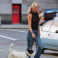 Fashion item lain dari Prada yang disukai Carolyn adalah sandal kulit bertali tipis dengan kitten heels yang pendek. Alas kaki tersebut menyempurnakan tampilan sederhana yang effortless dalam padanan atasan hitam semi turtleneck tanpa lengan yang dimasukkan ke dalam slim jeans. (Foto: Lawrence Schwartzwald/Sygma via Getty Images)