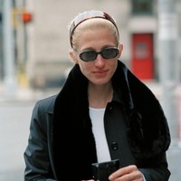 Penampilan Carolyn Bessette yang sederhana tapi tetap polished merefleksikan estetika minimalisme jelang milenium baru yang belakangan digandrungi lagi oleh kaum gen-Z. Warna-warna premier seputaran hitam, putih, dan coklat mendominasi hampir seluruh fashion item miliknya. (Foto: Sygma via Getty Images/Lawrence Schwartzwald)