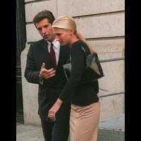 Selain baju, tas Prada termasuk hampir tak pernah lepas dari penampilannya. Prada Spazzolato Tote Bag dengan material kulit yang mengilap dipakainya baik untuk bekerja atau menghadiri acara formal. Begitu pula boots kulit Prada. (Foto: Lawrence Schwartzwald/Sygma via Getty Images)