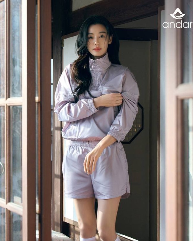 “Suami Jun Ji Hyun bikin iri. Aku juga ingin tinggal bersama unnie,” “Abs-nya keren banget,” “Dia bilang dia berolahraga tiap hari di acara talkshow  itu,” komentar sejumlah netizen Korea. Foto: dok. Andar