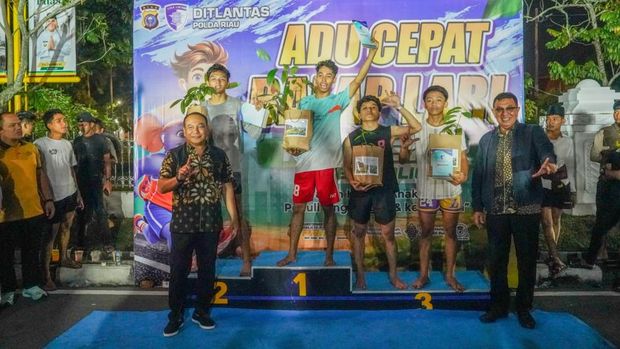 Kapolda Riau Irjen Herry Heryawan menyerahkan kado pohon kepada peserta 'Adu Cepat'