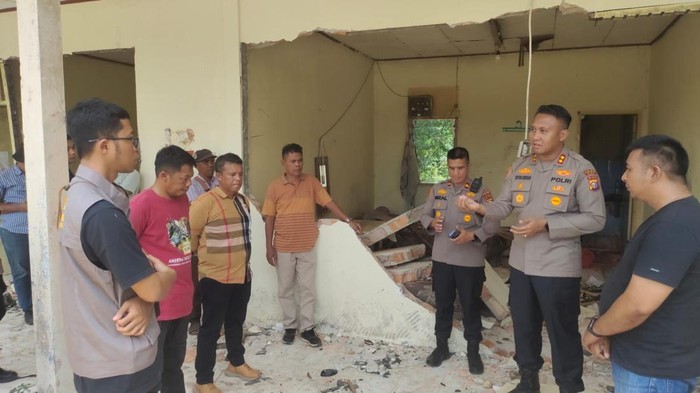 Kapolres Siak AKBP Sepuh Ade Irsyam Siregar mengecek mess karyawan PT Arara Abadi yang dimasuki gajah liar, Minggu (22/2/2026).