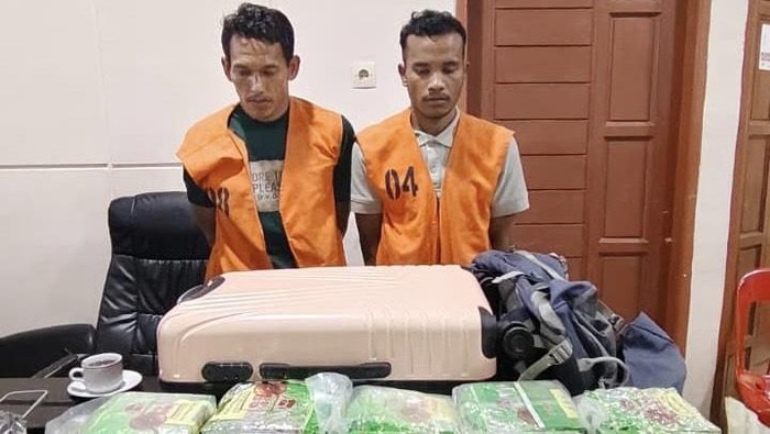 Kedua pelaku dan barang bukti diamankan oleh Polresta Deli Serdang. (dok. Polresta Deli Serdang)
