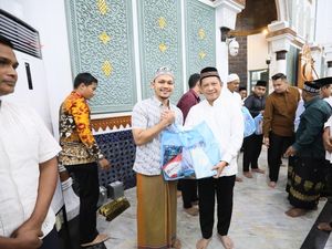 Salat Subuh di Banda Aceh, Tito Karnavian Salurkan Bantuan ke Warga