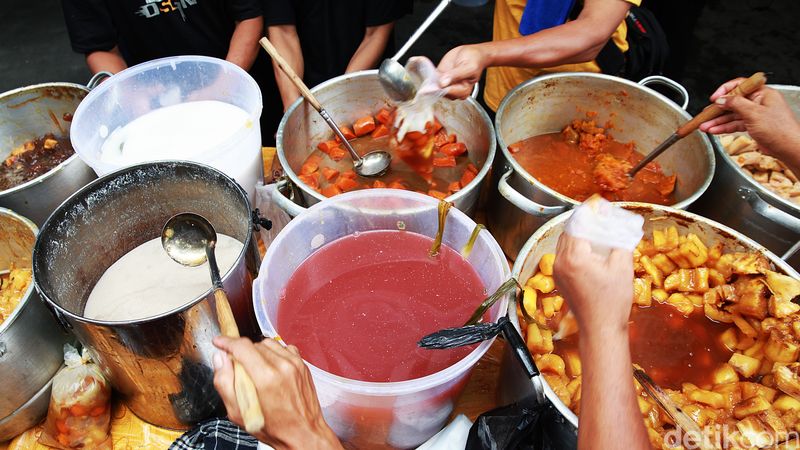 Ramadan di Jakarta Barat semakin meriah dengan ramainya antrean pembeli takjil di kawasan Jalan Mangga Besar. Setiap sore, warga berbondong-bondong membeli kolak dan aneka takjil sebagai menu berbuka puasa.
