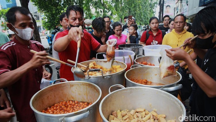 Ramadan di Jakarta Barat semakin meriah dengan ramainya antrean pembeli takjil di kawasan Jalan Mangga Besar. Setiap sore, warga berbondong-bondong membeli kolak dan aneka takjil sebagai menu berbuka puasa.