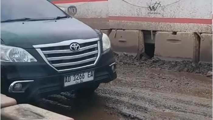 Kondisi jalan Tol Palembang-Kayuagung yang rusak dan becek viral di medsos.