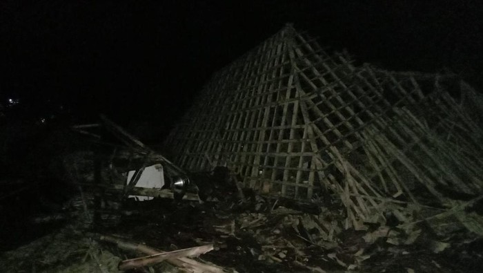 Kondisi rumah di Mondokan Srage rubuh usai hujan disertai angin.