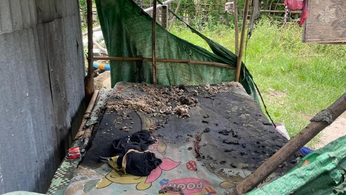 Kondisi tempat tidur MI, pria yang diduga dibakar ibu kandungnya di Desa Sepakat, Kecamatan Plampang, Sumbawa, NTB, Minggu (22/2/2026). (Foto: Dok. Polsek Plampang)