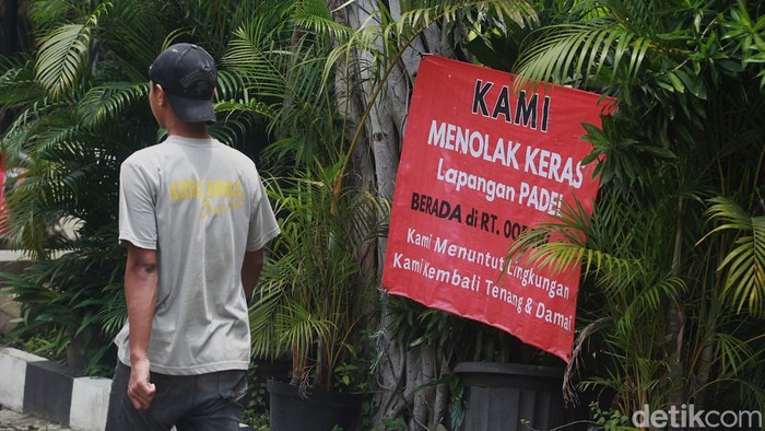 Penolakan terhadap keberadaan lapangan padel mencuat di kawasan permukiman warga Pulomas, Jakarta Timur. Warga menilai aktivitas di lapangan olahraga tersebut menimbulkan kebisingan dan mengganggu kenyamanan lingkungan tempat tinggal mereka.