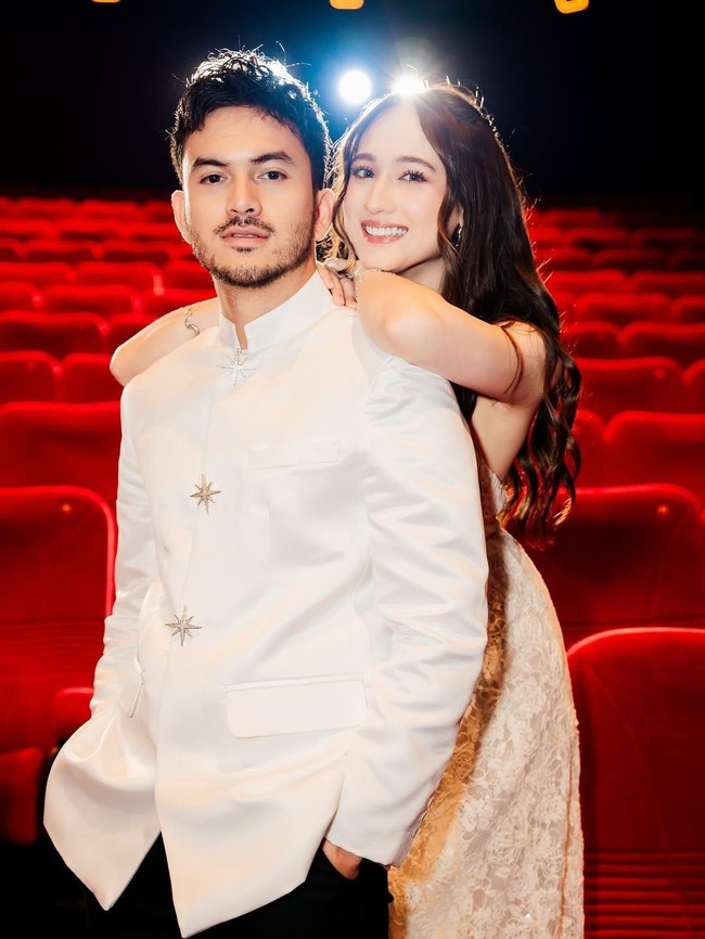 Laura Moane Pose Bareng Rizky Nazar: Foto Dulu Sama Om-om