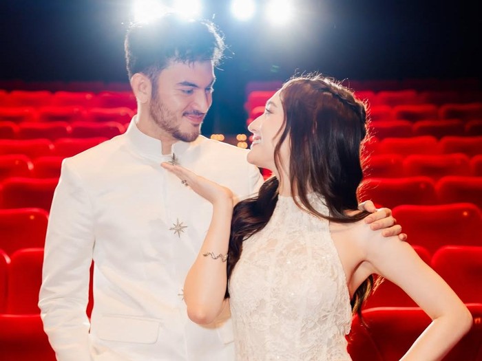 Laura Moane pose bareng Rizky Nazar.