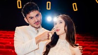 Laura Moane pose bareng Rizky Nazar di dalam bioskop. Keduanya menunjukkan kedekatan yang gak biasa. Foto: Instagram @its_lauramoane2