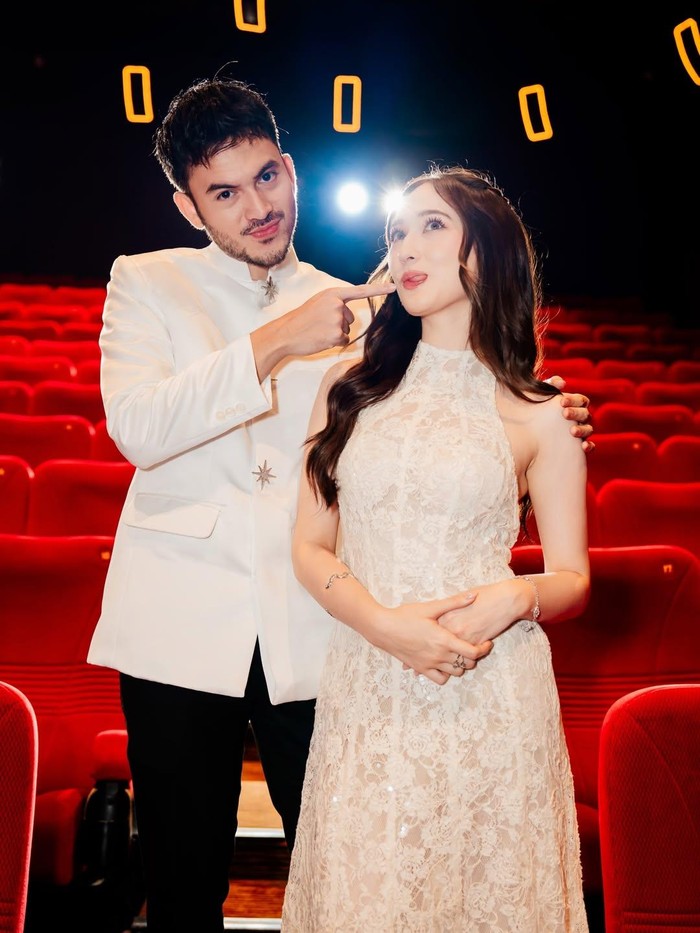 Laura Moane pose bareng Rizky Nazar.