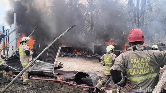 Lokasi diduga gudang BBM ilegal terbakar di Pekanbaru, Riau. (Raja Adil Siregar/detikSumut)