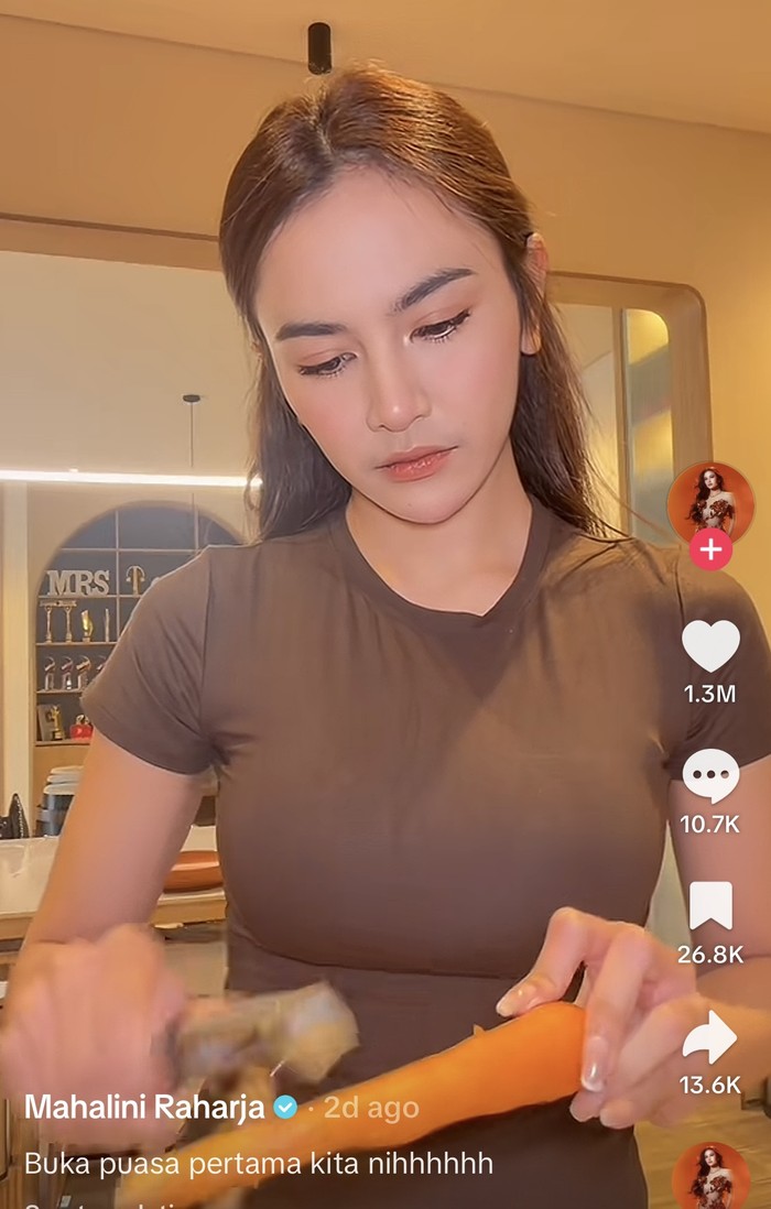 Mahalini Buka Puasa di Rumah, Jago Masak Sop Iga hingga Kerupuk Microwave