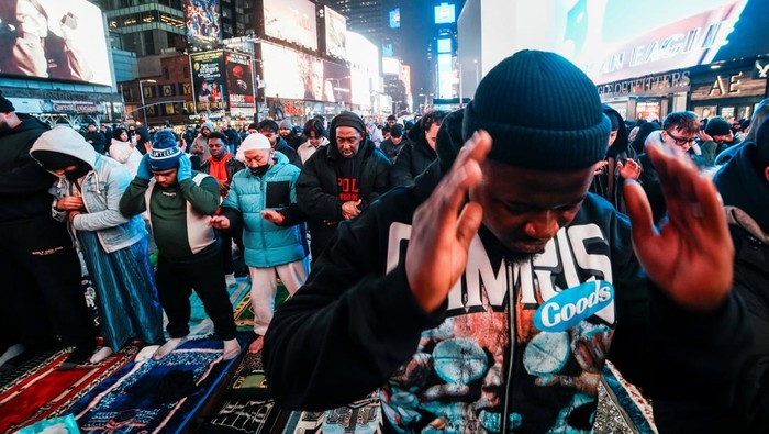 Suasana berbeda terasa di jantung kota dunia, Times Square, pada Kamis (20/2/2026) malam waktu setempat. Di tengah gemerlap layar digital dan lalu lalang warga serta wisatawan, ratusan jamaah Muslim menggelar ibadah salat Tarawih sebagai bagian dari rangkaian Ramadan. Lantunan doa dan ayat suci Al-Qur’an menggema, menciptakan kontras yang menenangkan di salah satu pusat keramaian paling ikonik di dunia. REUTERS/Eduardo Munoz