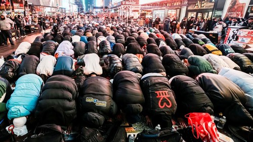 Suasana berbeda terasa di jantung kota dunia, Times Square, pada Kamis (20/2/2026) malam waktu setempat. Di tengah gemerlap layar digital dan lalu lalang warga serta wisatawan, ratusan jamaah Muslim menggelar ibadah salat Tarawih sebagai bagian dari rangkaian Ramadan. Lantunan doa dan ayat suci Al-Qur’an menggema, menciptakan kontras yang menenangkan di salah satu pusat keramaian paling ikonik di dunia. REUTERS/Eduardo Munoz
