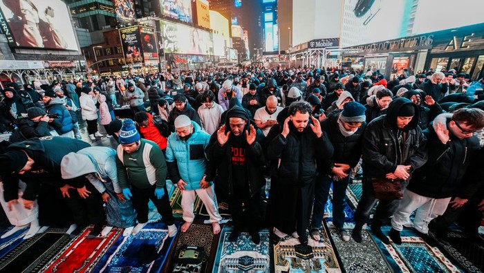 Suasana berbeda terasa di jantung kota dunia, Times Square, pada Kamis (20/2/2026) malam waktu setempat. Di tengah gemerlap layar digital dan lalu lalang warga serta wisatawan, ratusan jamaah Muslim menggelar ibadah salat Tarawih sebagai bagian dari 