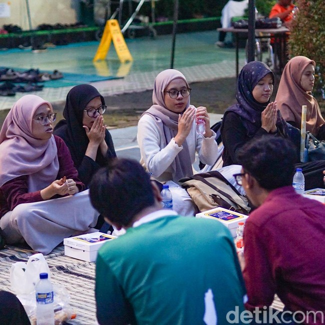 Masjid Agung Sunda Kelapa Gelar Berbagi Makanan Gratis Selama Ramadan