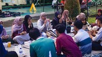 Program berbagi makanan gratis di Masjid Agung Sunda Kelapa menunjukkan nilai kepedulian dan solidaritas masyarakat, sekaligus memperkaya tradisi Ramadan di ibu kota dengan aktivitas sosial yang positif dan bermanfaat bagi seluruh komunitas.