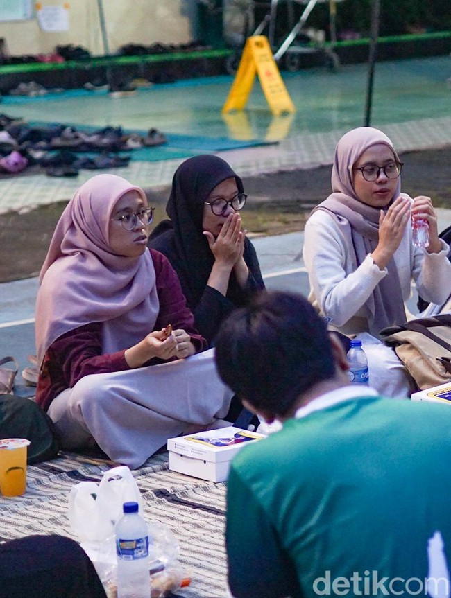 Masjid Agung Sunda Kelapa Gelar Berbagi Makanan Gratis Selama Ramadan