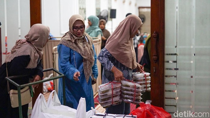 Masjid Agung Sunda Kelapa kembali menggelar program berbagi makanan gratis sepanjang bulan Ramadan 1447 Hijriah. Kegiatan ini terbuka bagi seluruh jamaah dan warga yang berkunjung, sekaligus menjadi momen kebersamaan menjelang waktu berbuka puasa, Minggu (22/2/2026).