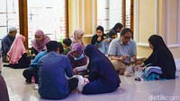 Selain pembagian makanan, kegiatan ini menjadi sarana pembinaan bagi para santri dan mempererat tali silaturahmi antarwarga. Suasana kebersamaan terasa kuat, dengan percakapan santai di antara jamaah dan senyum bahagia saat menerima hidangan berbuka.