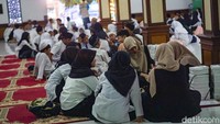Dalam program ini, panitia membagikan paket makanan secara langsung kepada warga dan santri PASKA, anak pesantren yang rutin mengikuti kegiatan mingguan di masjid. Antrean warga terlihat tertib, sementara anak-anak dan keluarga menikmati suasana hangat sambil menunggu azan magrib berkumandang.