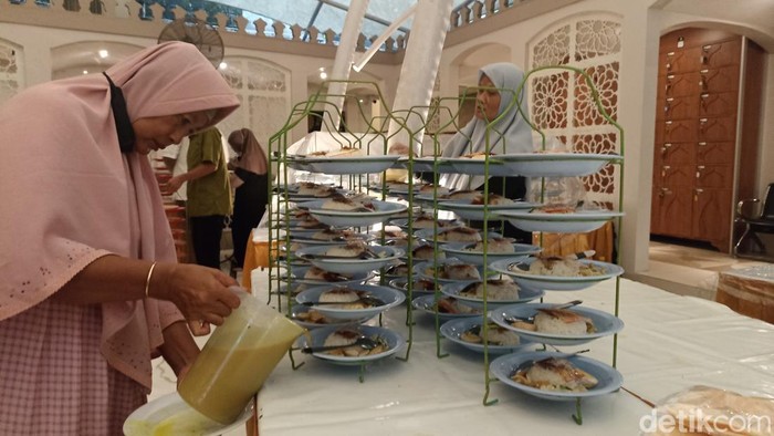 Menu buka puasa gratis di Masjid Ar-Rahman Blitar