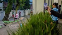 Warga yang hadir terlihat antusias menyaksikan proses persiapan hingga meriam berbunyi. Anak-anak dan keluarga menikmati suasana yang meriah, sementara para pemuda ikut membantu pengaturan area agar kegiatan berjalan aman. ANTARA FOTO/Muhammad Bagus Khoirunas