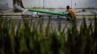 Tradisi ini telah berlangsung secara turun-temurun dan menjadi bagian penting dari budaya Ramadan di Rangkasbitung. Bunyi meriam tidak hanya mengingatkan masyarakat untuk berbuka puasa dan imsak, tetapi juga menarik perhatian warga yang sedang ngabuburit di alun-alun. ANTARA FOTO/Muhammad Bagus Khoirunas