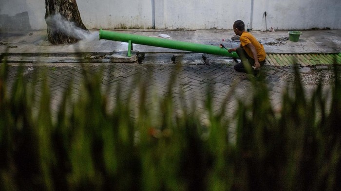 Petugas DKM Masjid Al-Araaf memasukkan karbit ke dalam meriam di kawasan Alun-alun Rangkasbitung, Lebak, Banten, Minggu (22/2/2026). Tradisi membunyikan meriam yang telah berlangsung secara turun-temurun tersebut tetap dilestarikan sebagai pengingat waktu berbuka puasa dan Imsak bagi masyarakat setempat sekaligus menjadi daya tarik warga saat ngabuburit. ANTARA FOTO/Muhammad Bagus Khoirunas