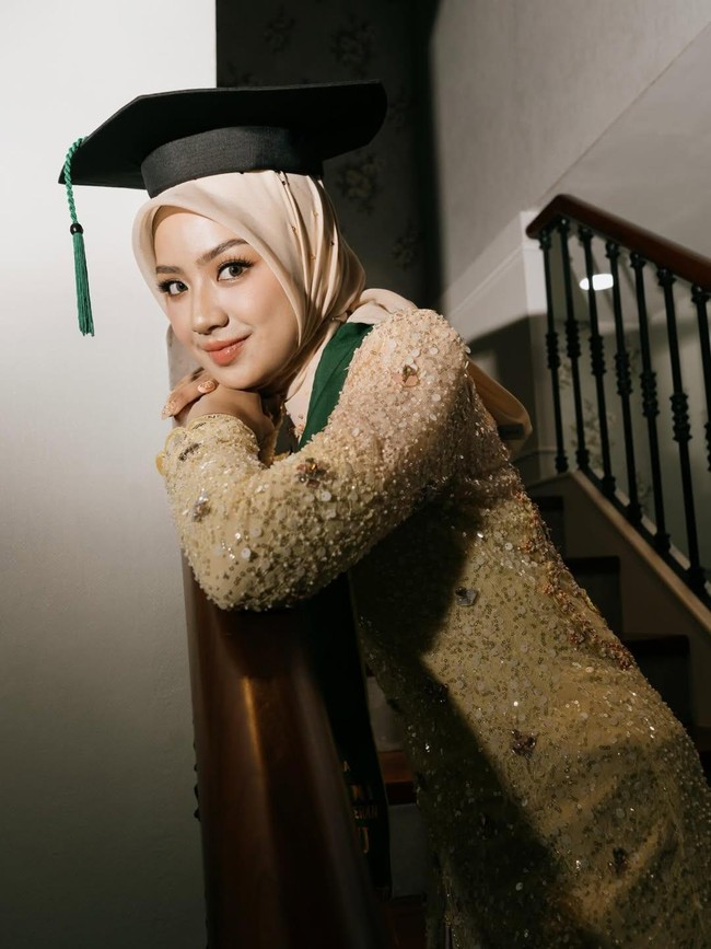 Pesona Nashwa Zahira Si Wisudawati Fakultas Kedokteran USU